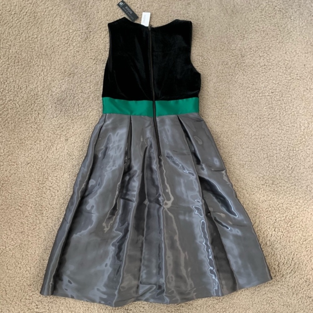 Sachin + Babi Noir Black Velvet Green V Neck Midi - Picture 5 of 5